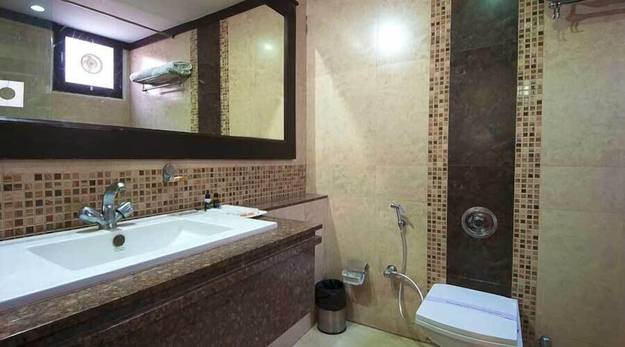 Siris 18 Hotel Gurgaon Exterior foto