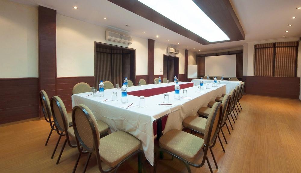 Siris 18 Hotel Gurgaon Exterior foto