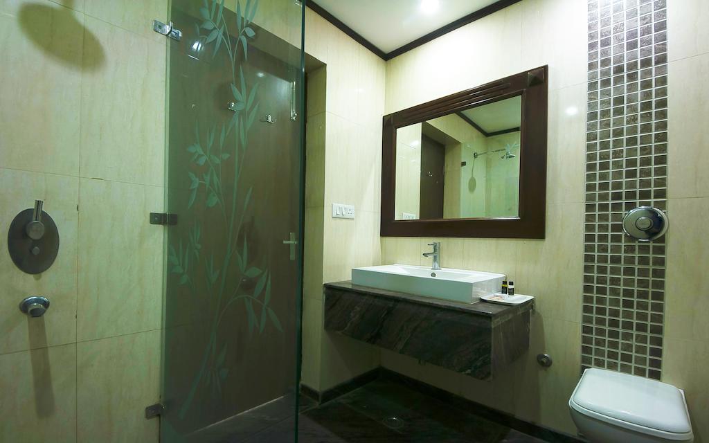 Siris 18 Hotel Gurgaon Exterior foto