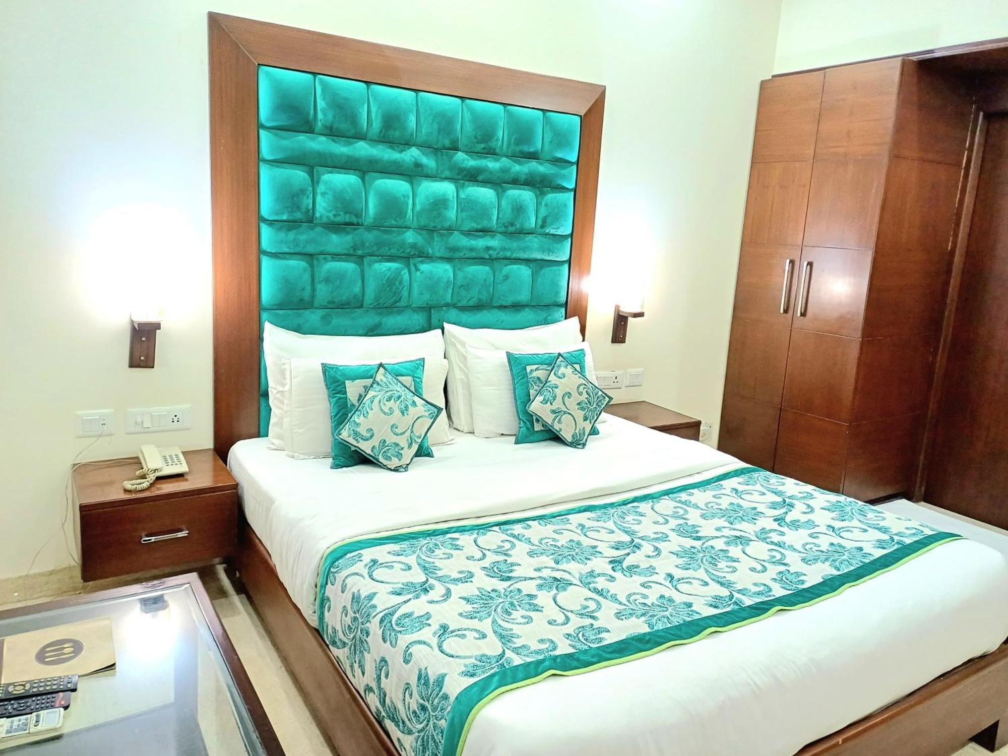 Siris 18 Hotel Gurgaon Exterior foto