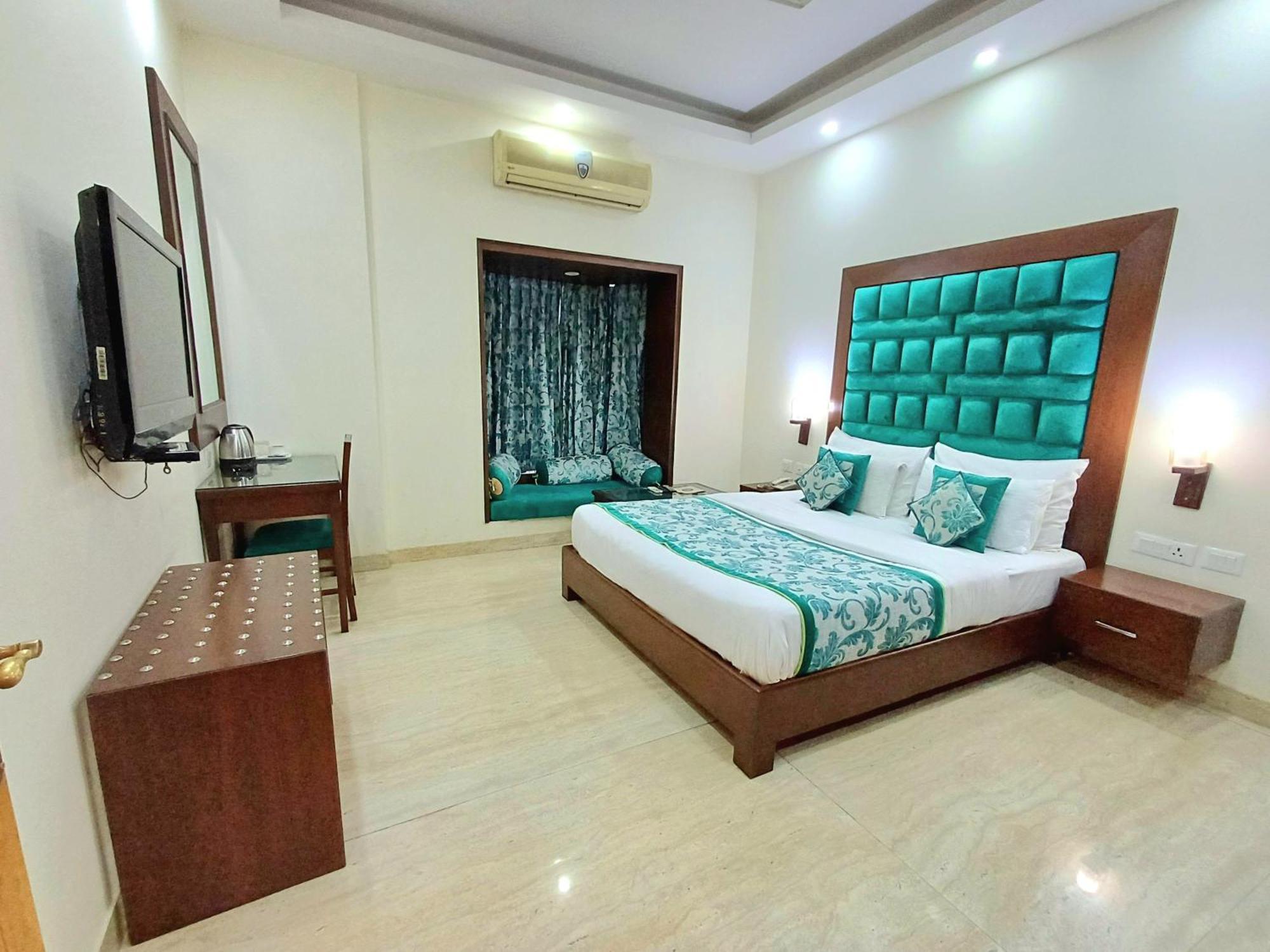 Siris 18 Hotel Gurgaon Exterior foto