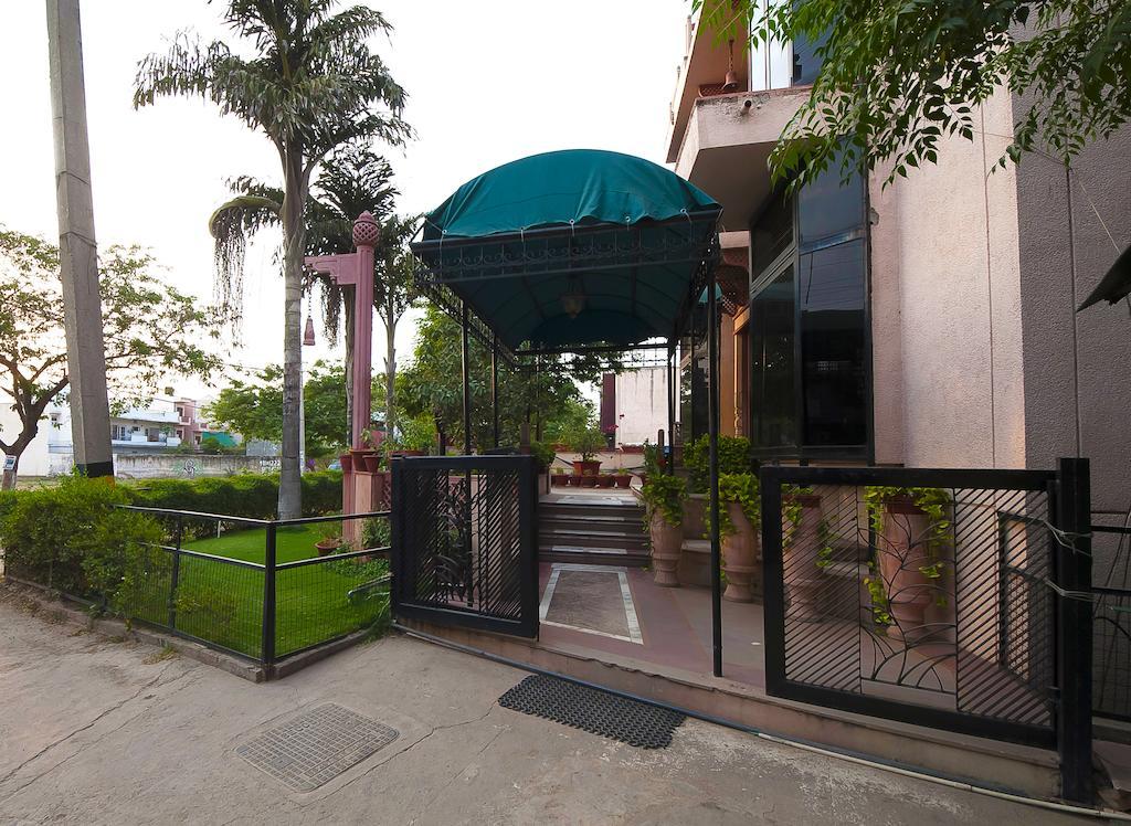Siris 18 Hotel Gurgaon Exterior foto