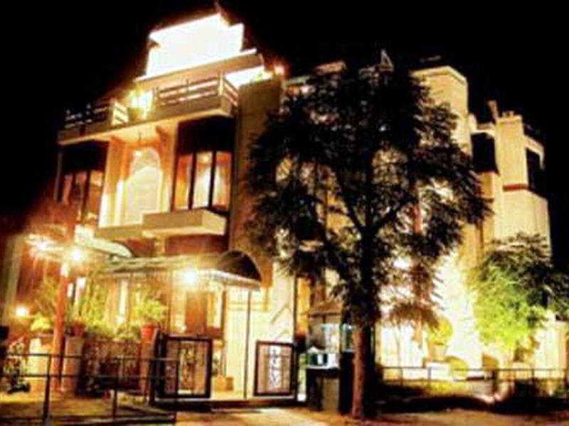 Siris 18 Hotel Gurgaon Exterior foto