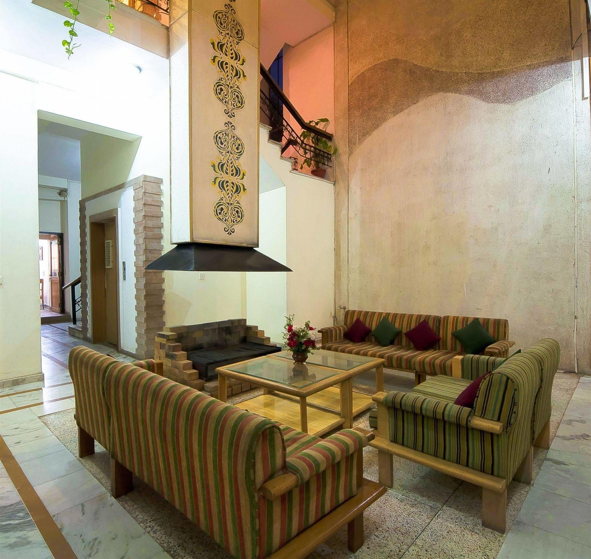 Siris 18 Hotel Gurgaon Exterior foto