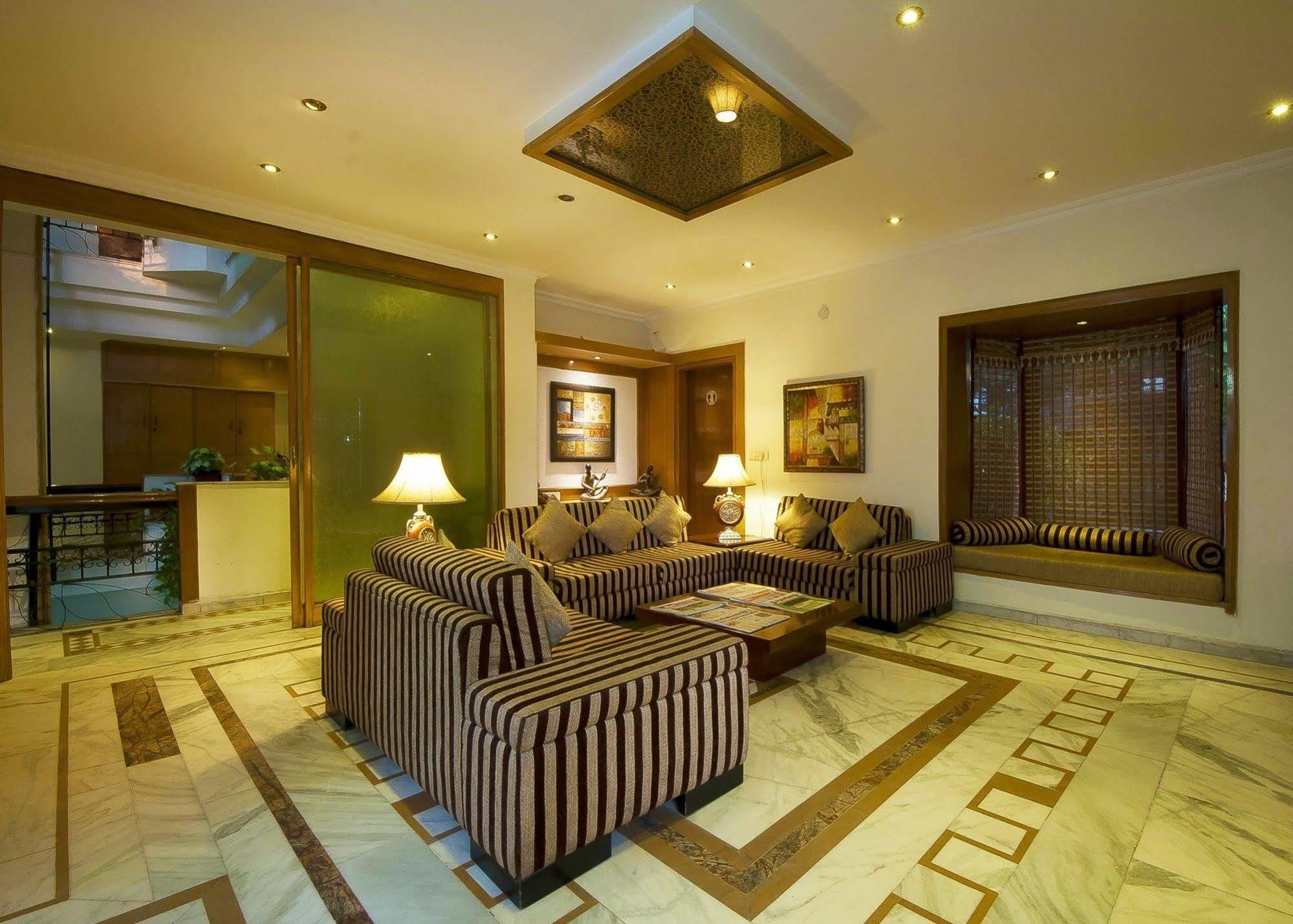 Siris 18 Hotel Gurgaon Exterior foto