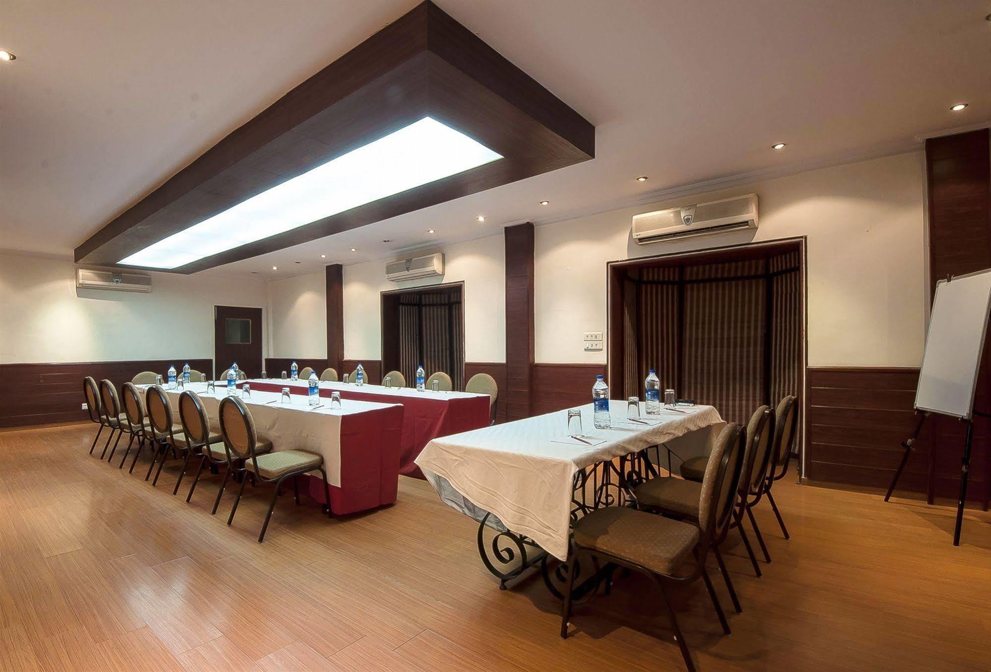 Siris 18 Hotel Gurgaon Exterior foto