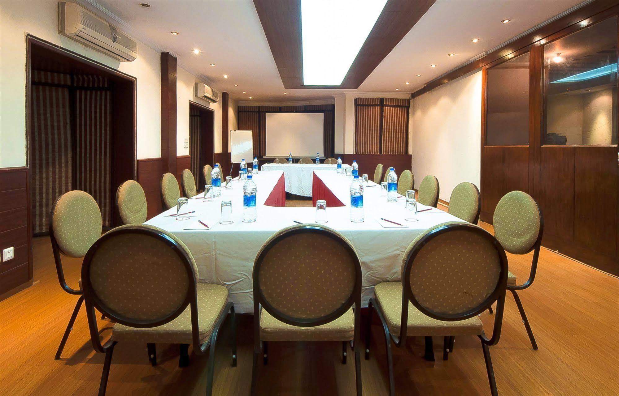 Siris 18 Hotel Gurgaon Exterior foto