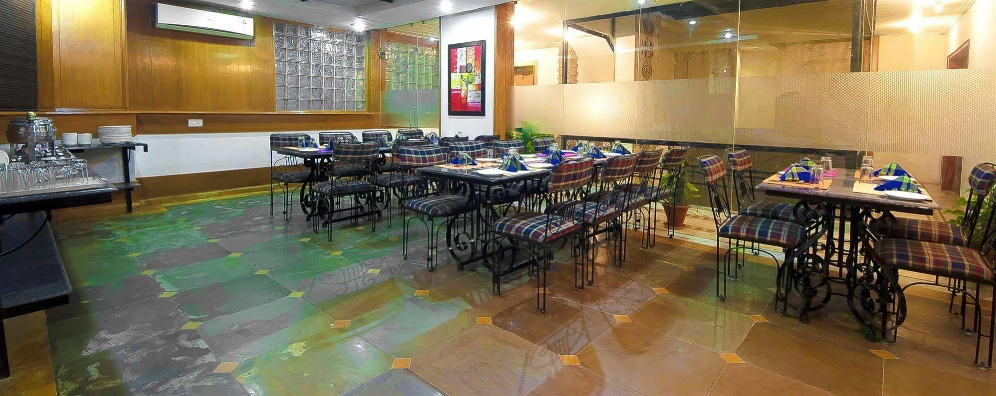 Siris 18 Hotel Gurgaon Exterior foto